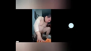 Lamiendo el suelo como una perrita y AMO usandome de una manera humillante