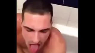 Gostoso sendo mijado pelo neg&atilde;o &lpar;piss&rpar;